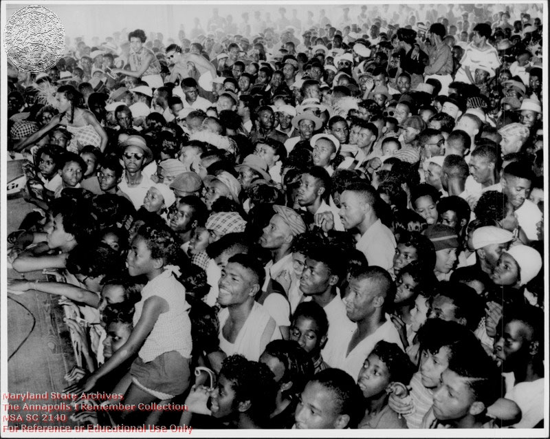 1956-08 Baden, Thomas Jr. Carr's Beach, Crowd watching the teenagers broadcast